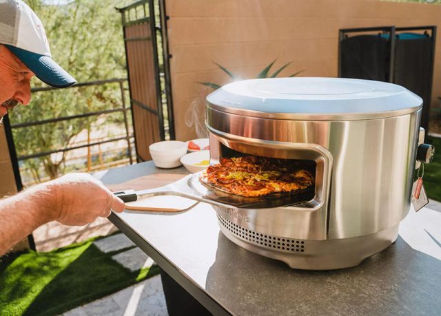 Solo Stove crée un four à pizza au feu de bois compact et moderne 1