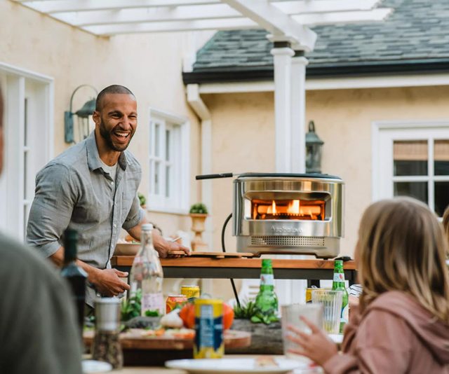 Solo Stove crée un four à pizza au feu de bois compact et moderne 