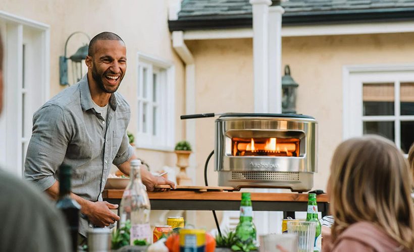 Solo Stove crée un four à pizza au feu de bois compact et moderne