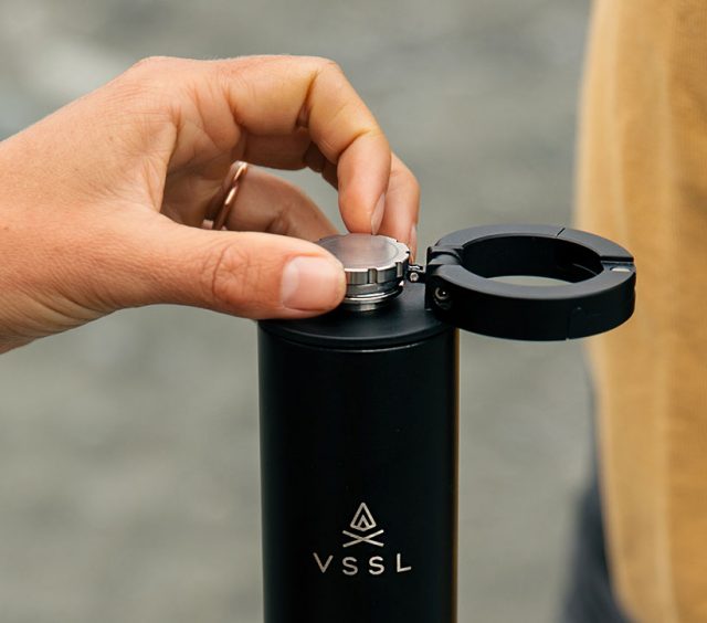 La gourde isotherme VSSL vous permet de combiner alcool et musique en un seul produit 1