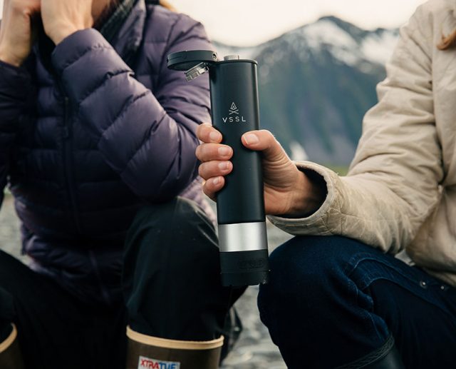 La gourde isotherme VSSL vous permet de combiner alcool et musique en un seul produit