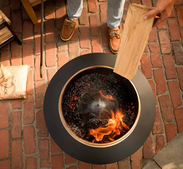 Le foyer sans fumée TIKI Patio apporte chaleur et confort sans fumée