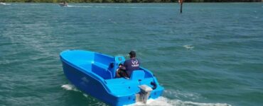 - Un bateau électrique recyclable et insubmersible