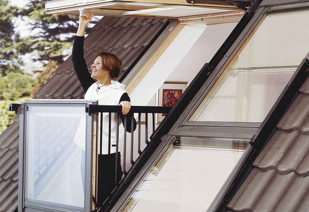 Fenêtre-balcon VELUX CABRIO ouverte dans une toiture en pente