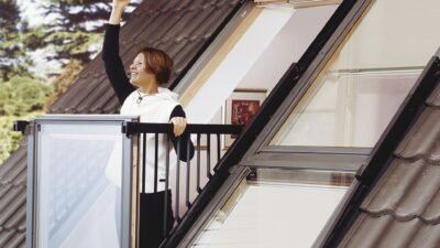Fenêtre-balcon VELUX CABRIO ouverte dans une toiture en pente