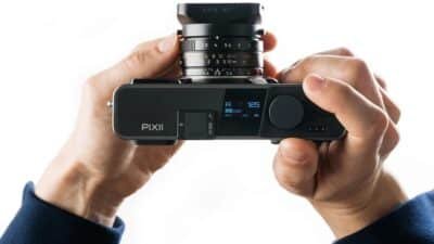 Appareil photo Pixii tenu en main avec objectif en monture M
