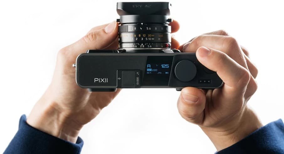 Appareil photo Pixii tenu en main avec objectif en monture M