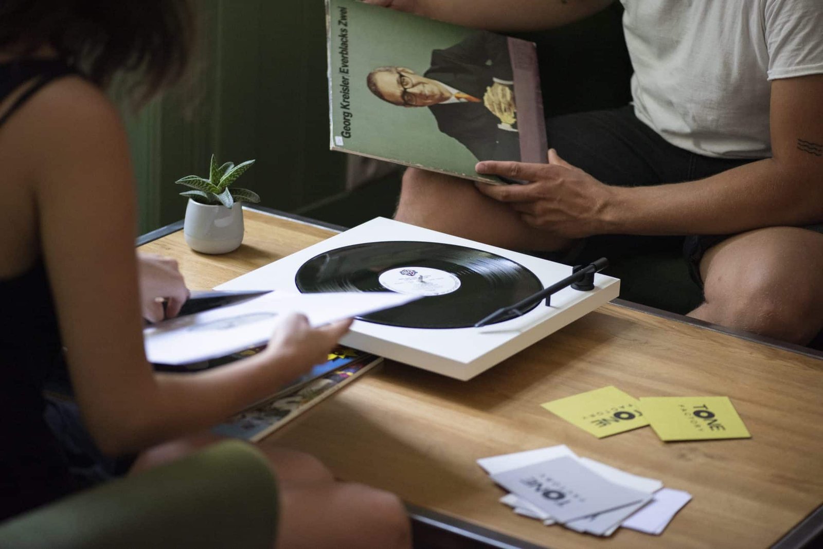 Platine vinyle blanche Tone Factory utilisée dans un salon